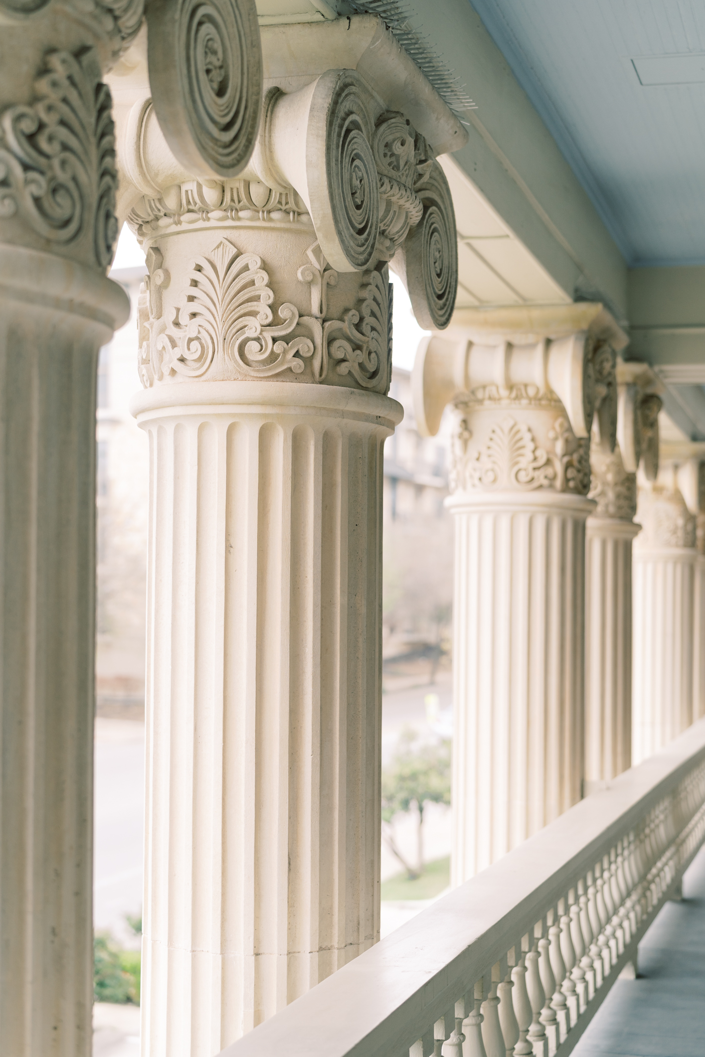 SO MANY beautiful venues in one day! We started out getting ready at Hotel Ella, on the veranda looking out at downtown Austin. And to laugh and dance the night away, a beautiful reception at Mercury Hall! Click here to see this modern, classic wedding day!