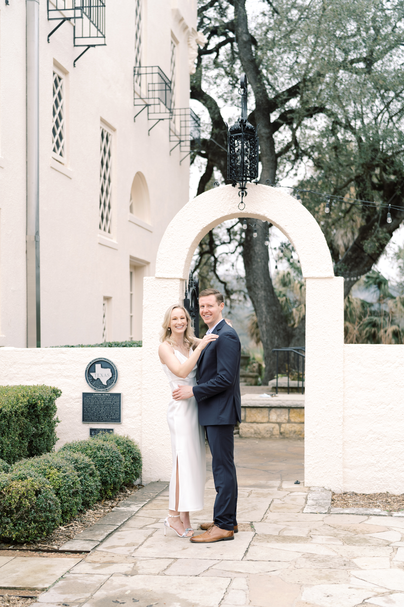 Formal Laguna Gloria engagement session in Austin, TX! This is my favorite engagement session location in ATX!! Can you see why??