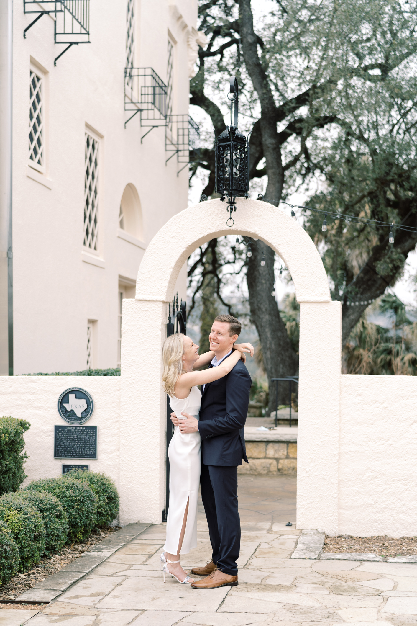 Formal Laguna Gloria engagement session in Austin, TX! This is my favorite engagement session location in ATX!! Can you see why?? 