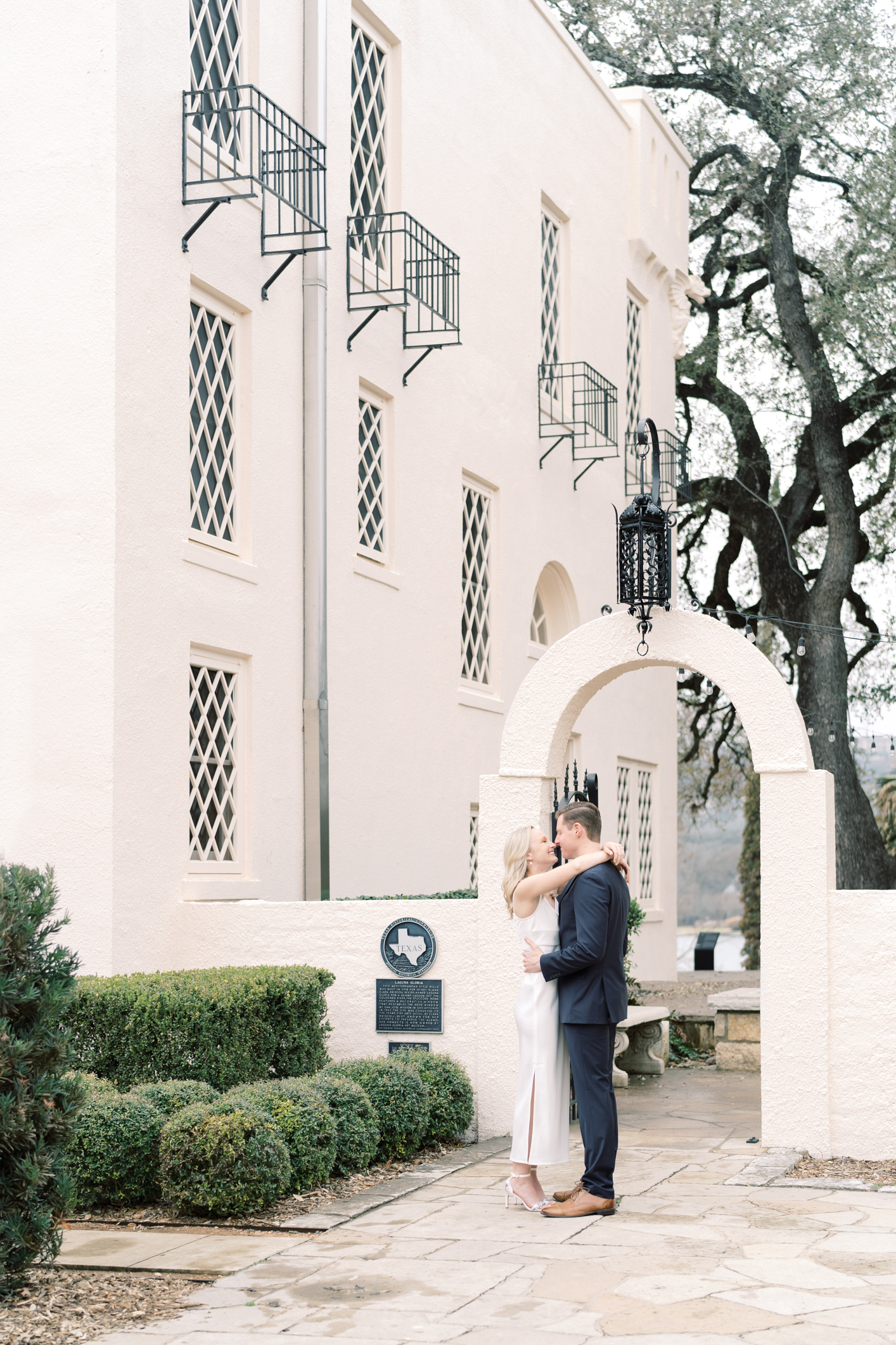 Formal Laguna Gloria engagement session in Austin, TX! This is my favorite engagement session location in ATX!! Can you see why??