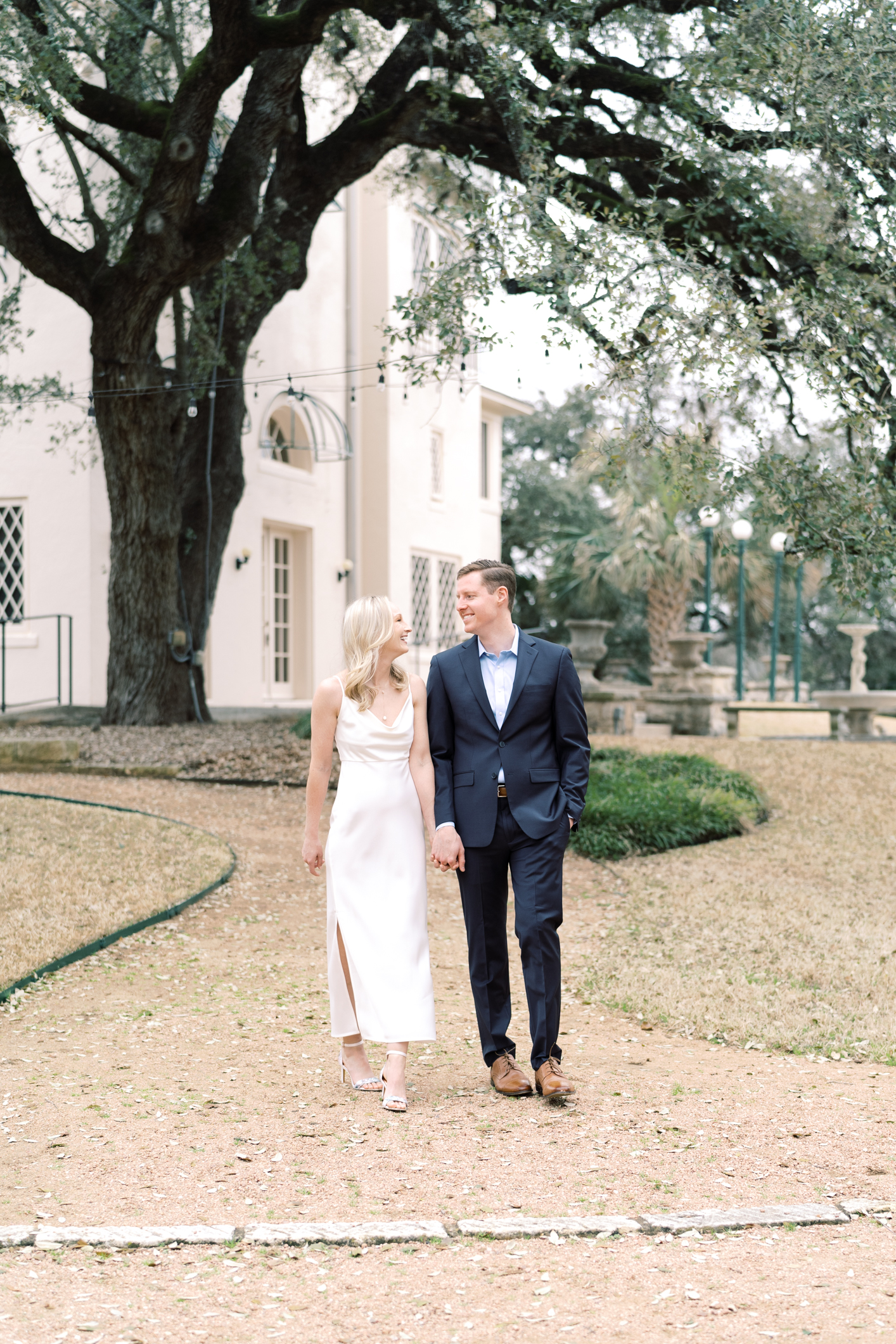 Formal Laguna Gloria engagement session in Austin, TX! This is my favorite engagement session location in ATX!! Can you see why??