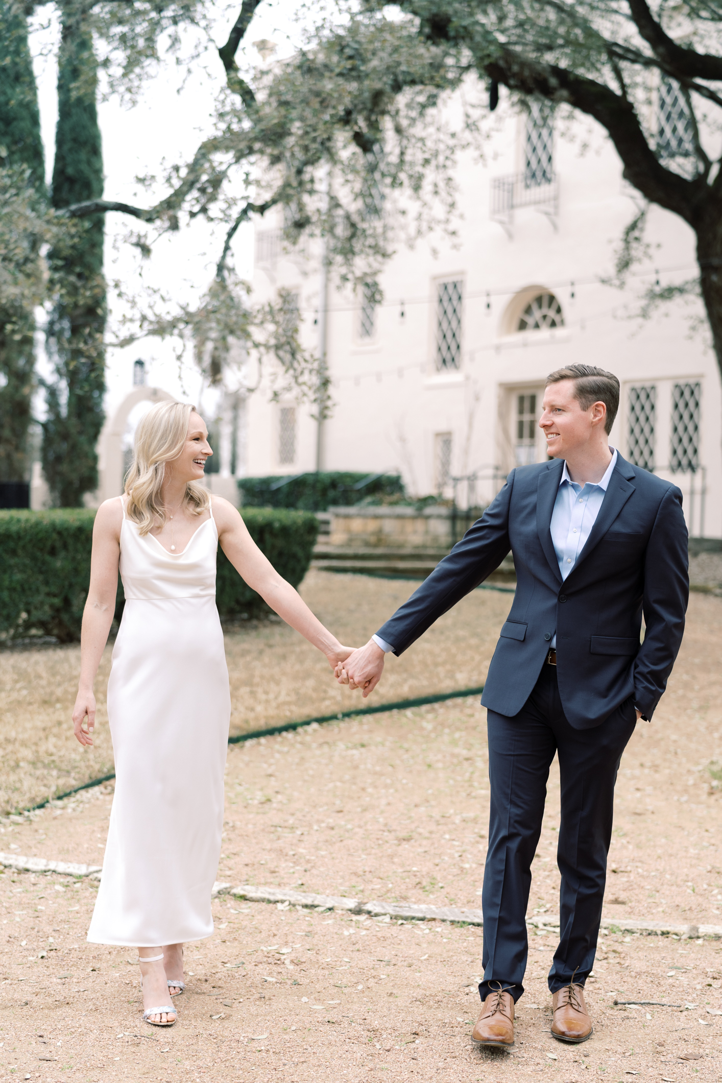 Formal Laguna Gloria engagement session in Austin, TX! This is my favorite engagement session location in ATX!! Can you see why??