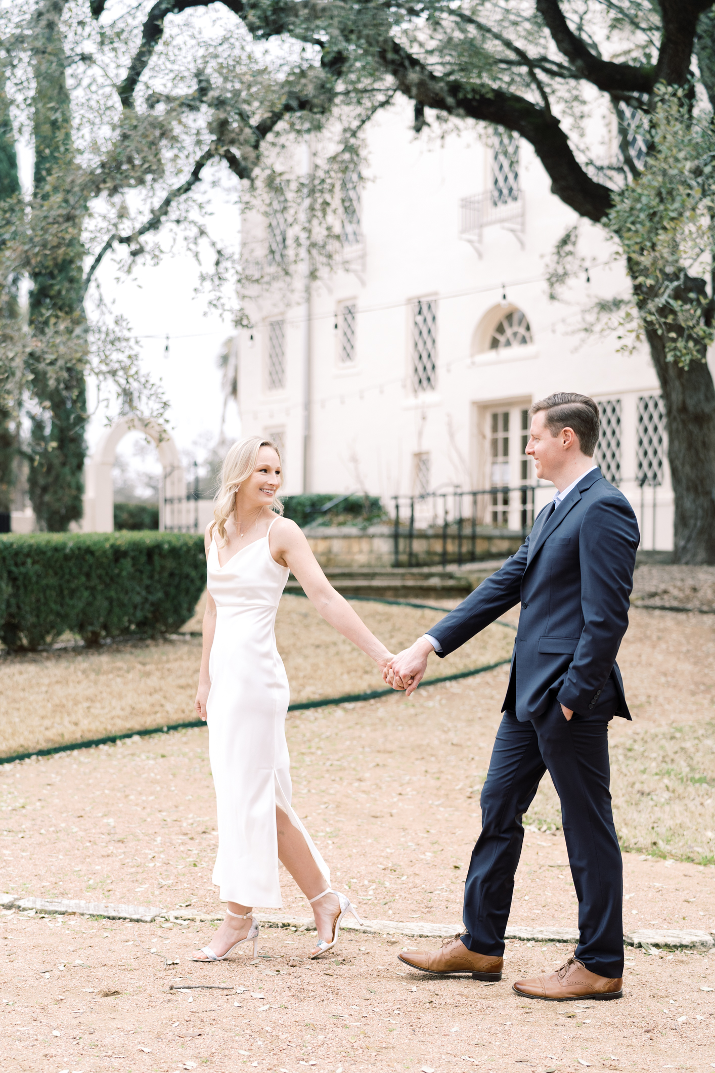 Formal Laguna Gloria engagement session in Austin, TX! This is my favorite engagement session location in ATX!! Can you see why??