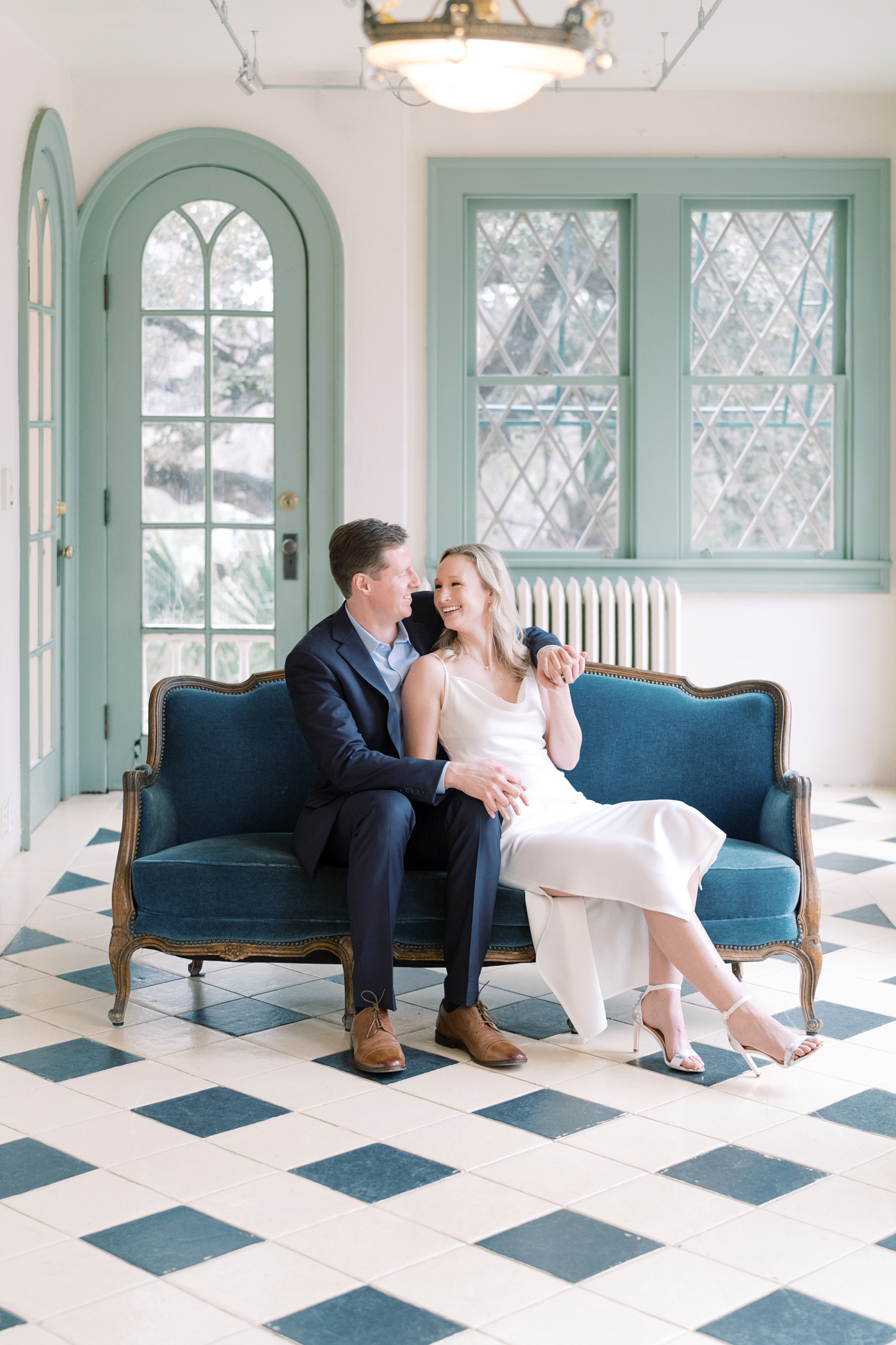 Formal Laguna Gloria engagement session in Austin, TX! This is my favorite engagement session location in ATX!! Can you see why??